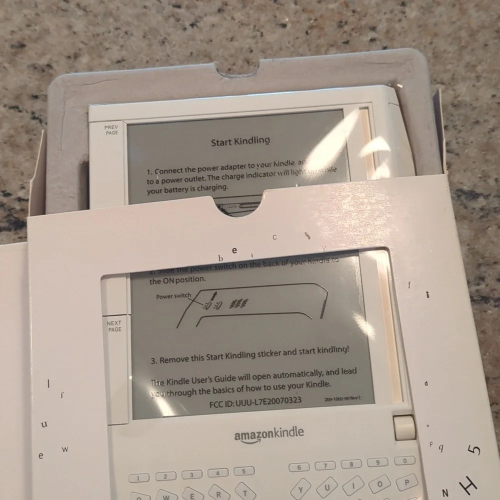 NEW Original Amazon Kindle - Picture 3 of 10